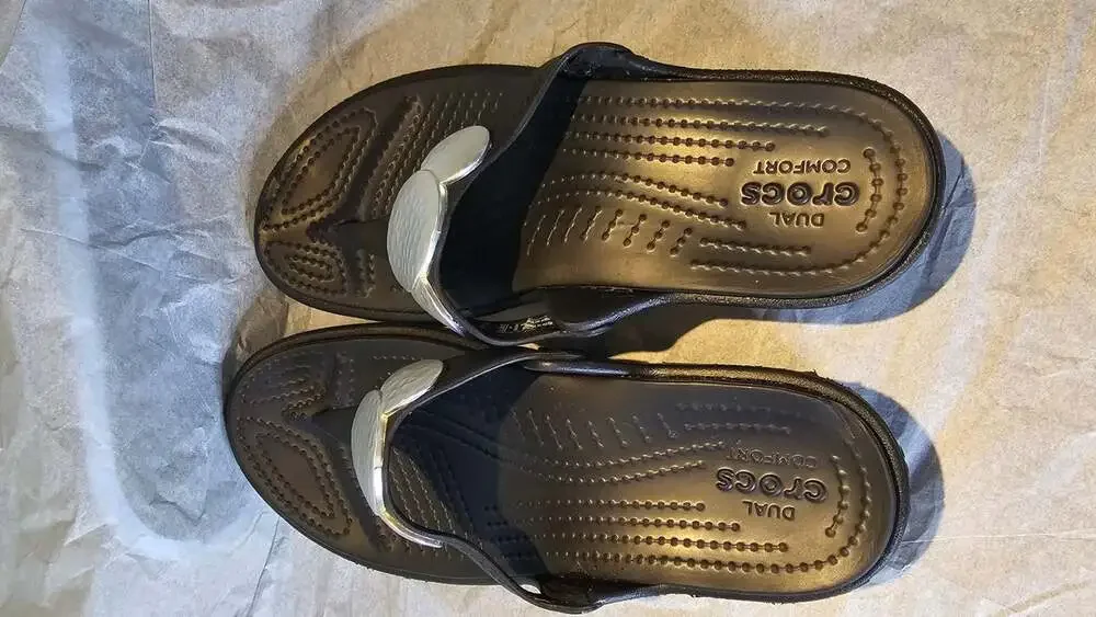 Crocs Sanrah Hammered Circle Wedge Flip Sandals Size 6